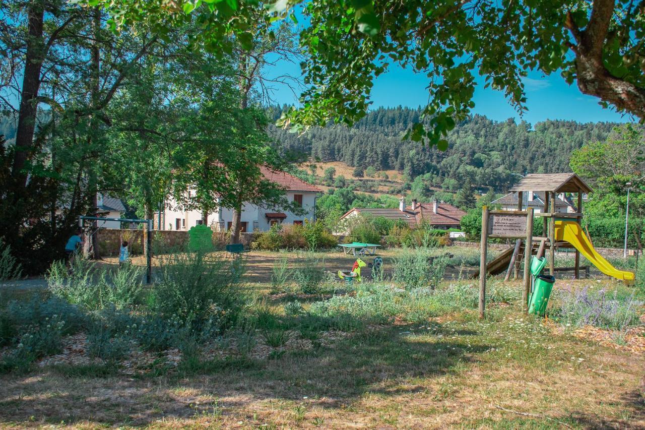 Villages De Gites Le Pigeonnier Le Malzieu-Ville Exterior foto